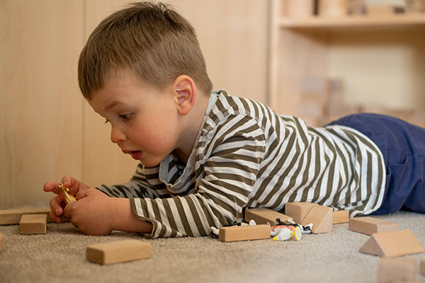 Ein kleines Kind spielt mit Mini-Einheitsbausteinen