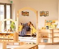 Kinder und Erzieherin in einem mit Roomscapes eingerichteten Raum