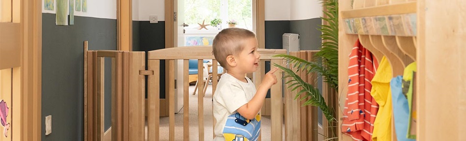 Kind in der Garderobe