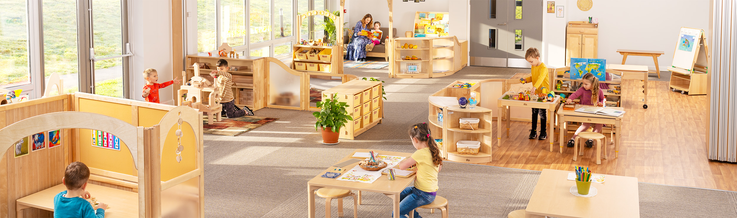 Kinder in einer Kita mit Holzmöbeln