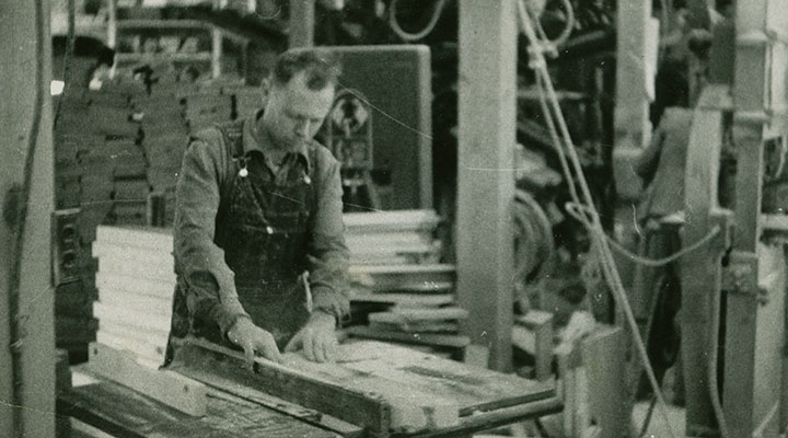 Arthur Wiser bei der Arbeit  in einer Community Playthings Werkstatt um 1950