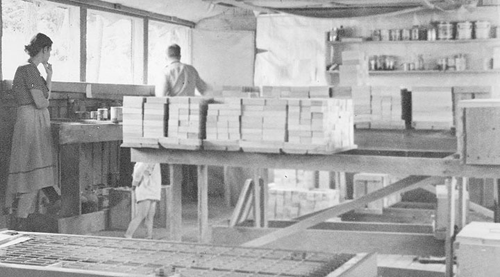 Mehrere Personen stehen an einem Tisch mit einem Stapel Unit Blocks, around 1950