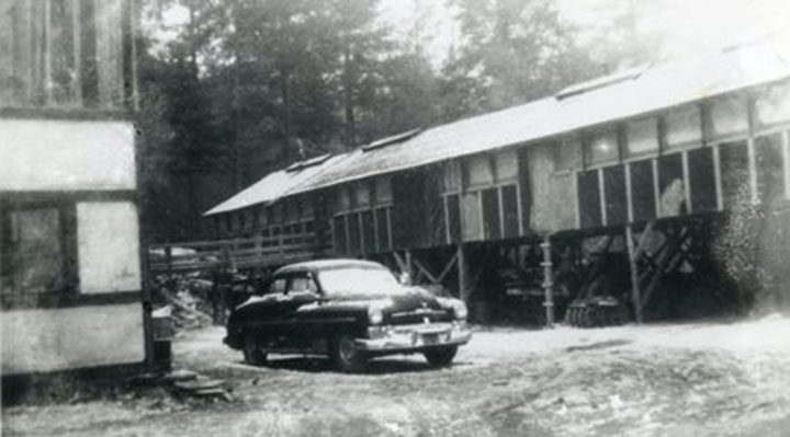 Ein Auto vor einer Community Playthings Werkstätte, etwa 1950