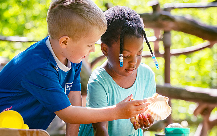 Kinder spielen