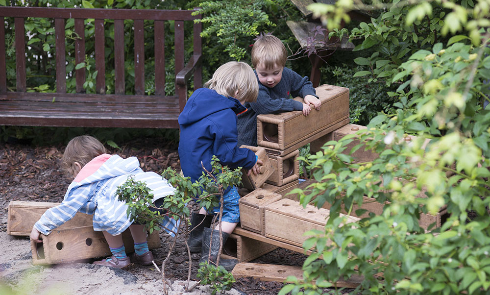 3 Kinder bauen gemeinsam