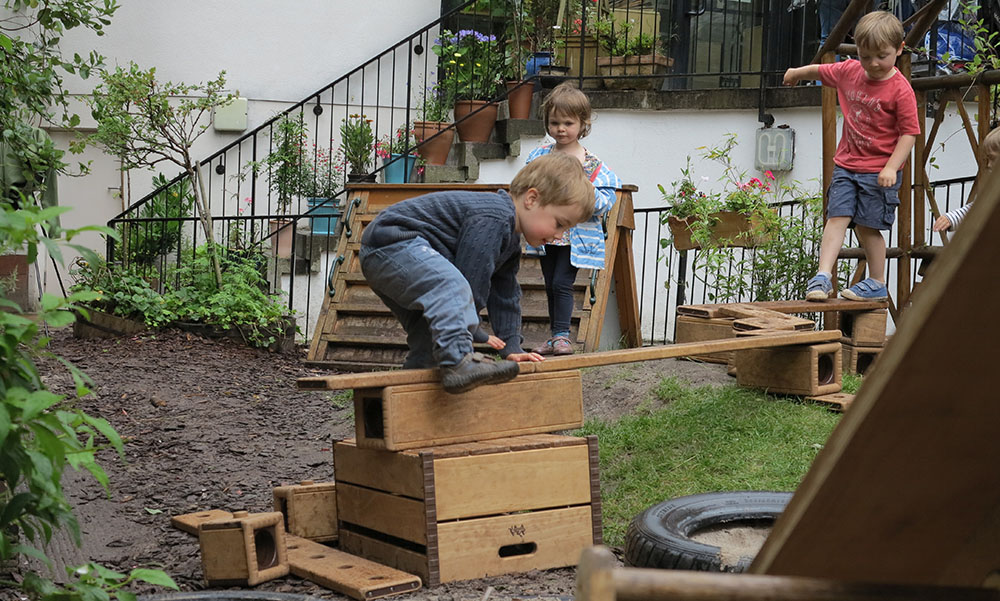 Kinder bauen Parcours und spielen Bewegungsspiele