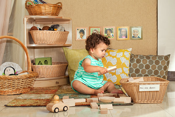 Ein kleines Mädchen spielt mit Mini-Einheitsbausteinen