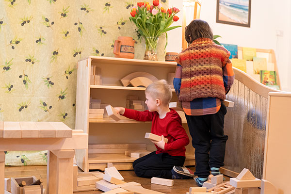Jungen, die mit Einheitsbausteinen spielen