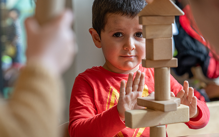 Ein Junge baut mit Mini Einheitsbausteinen