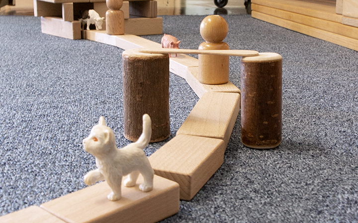 Straße aus Bausteinen auf einem Teppich