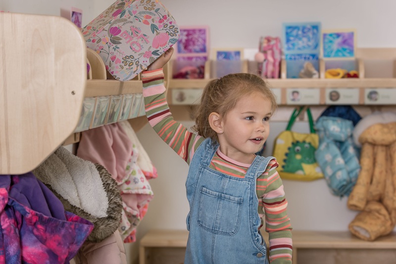 Mädchen in der Garderobe