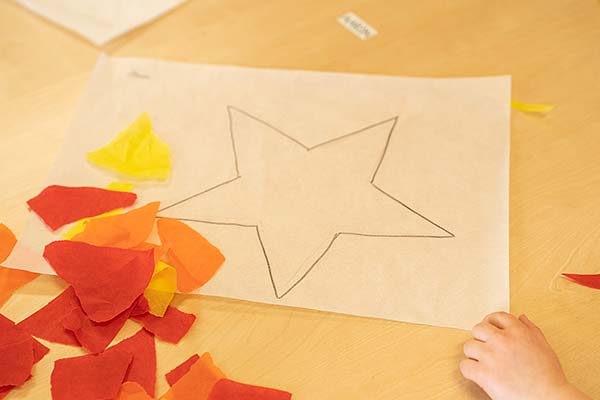 Schwarzer sternförmiger Umriss auf einem Stück Papier