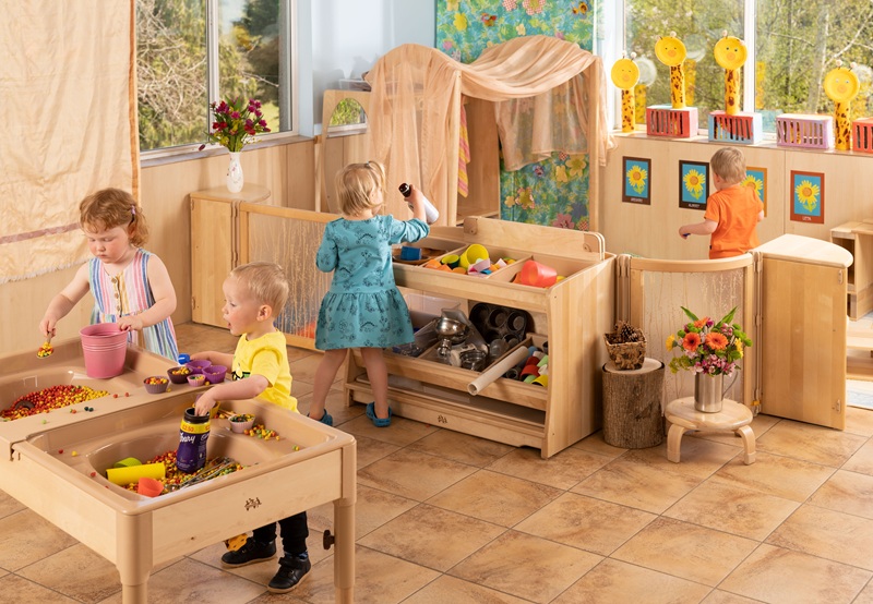 Drei Kinder spielen im Innenbereich