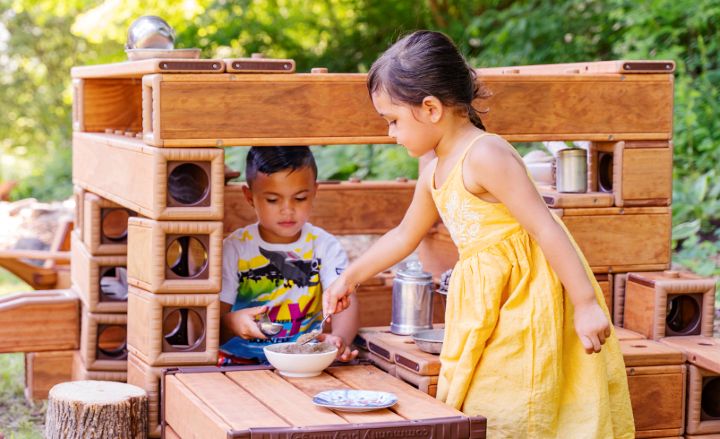 Zwei Kinder spielen draußen
