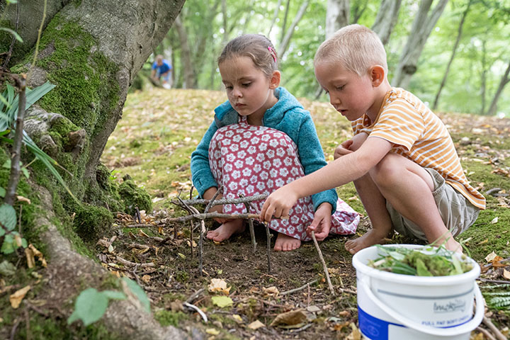Zwei Kinder spielen im Wald