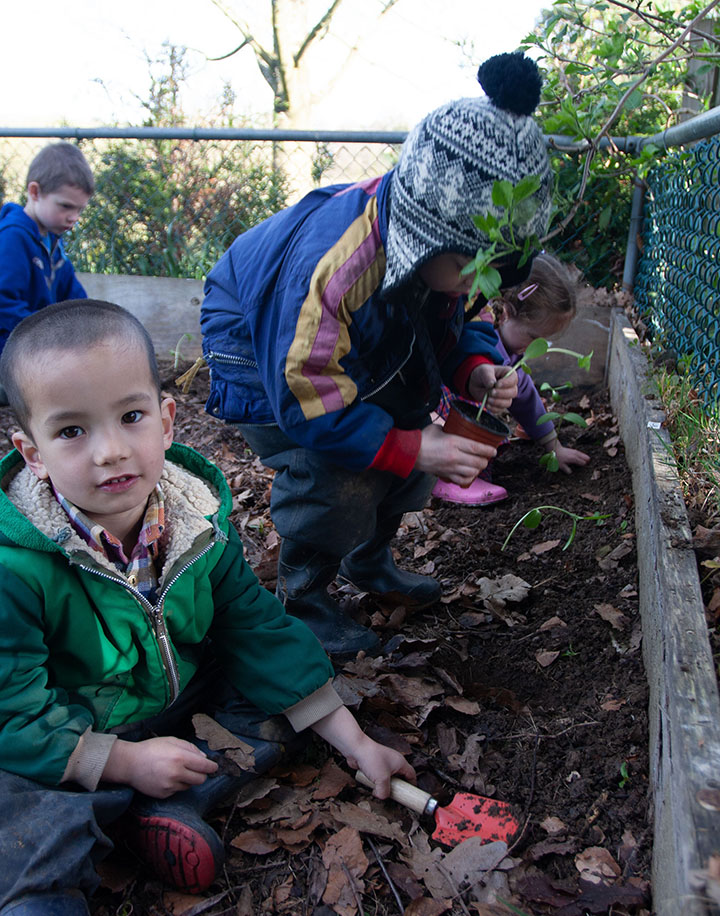 Kinder in einem Garten