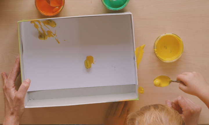 Pappschachtel mit Papier, Eicheln mit Farbe werden hinzugefügt