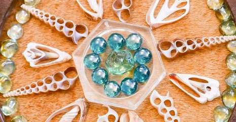 Zu einem Mandala angeordnete lose Teile