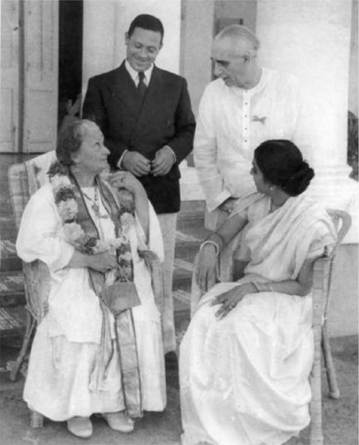 Von links nach rechts: Maria Montessori, Mario Montessori, George Arundale, Rukmini Devi. Indien 1939.