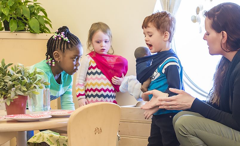 Kinder kommunizieren in der Puppenecke