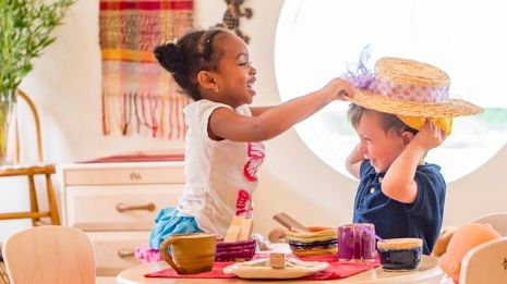 2 Kinder spielen Verkleiden