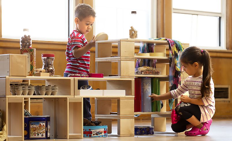 2 Kinder spielen mit Hohlbausteinen