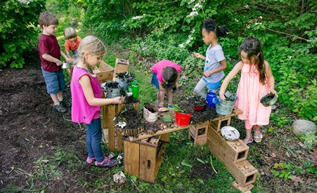 Kinder in einer Matschküche