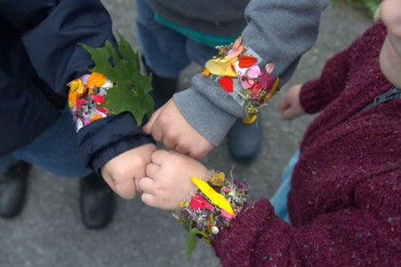 3 Kinder bewundern ihre Naturarmbänder