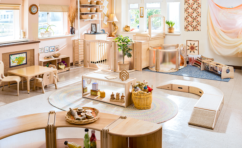 Ein schöner, gut organisierter und inspirierender Gruppenraum in einer Kita