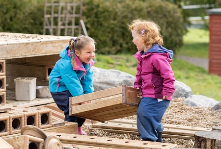 Kinder spielen mit Outlast Bausteinen