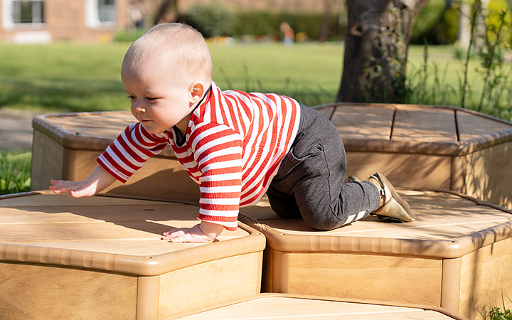 Kind krabbelt auf Podeste