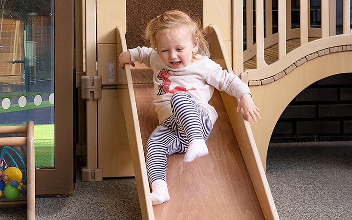 Mädchen auf einer Rutsche