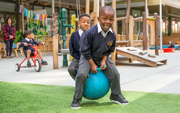 Ein Junge springt auf einem Hüpfball