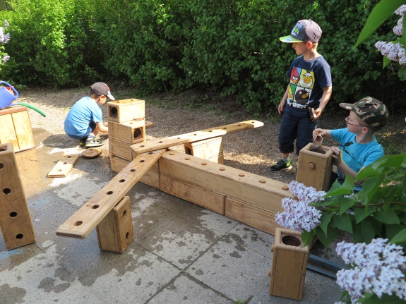 Kinder bauen ein Flugzeug aus Bausteinen