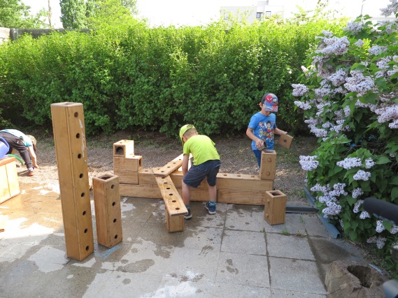 Kinder bauen ein Flugzeug aus Bausteinen (2)