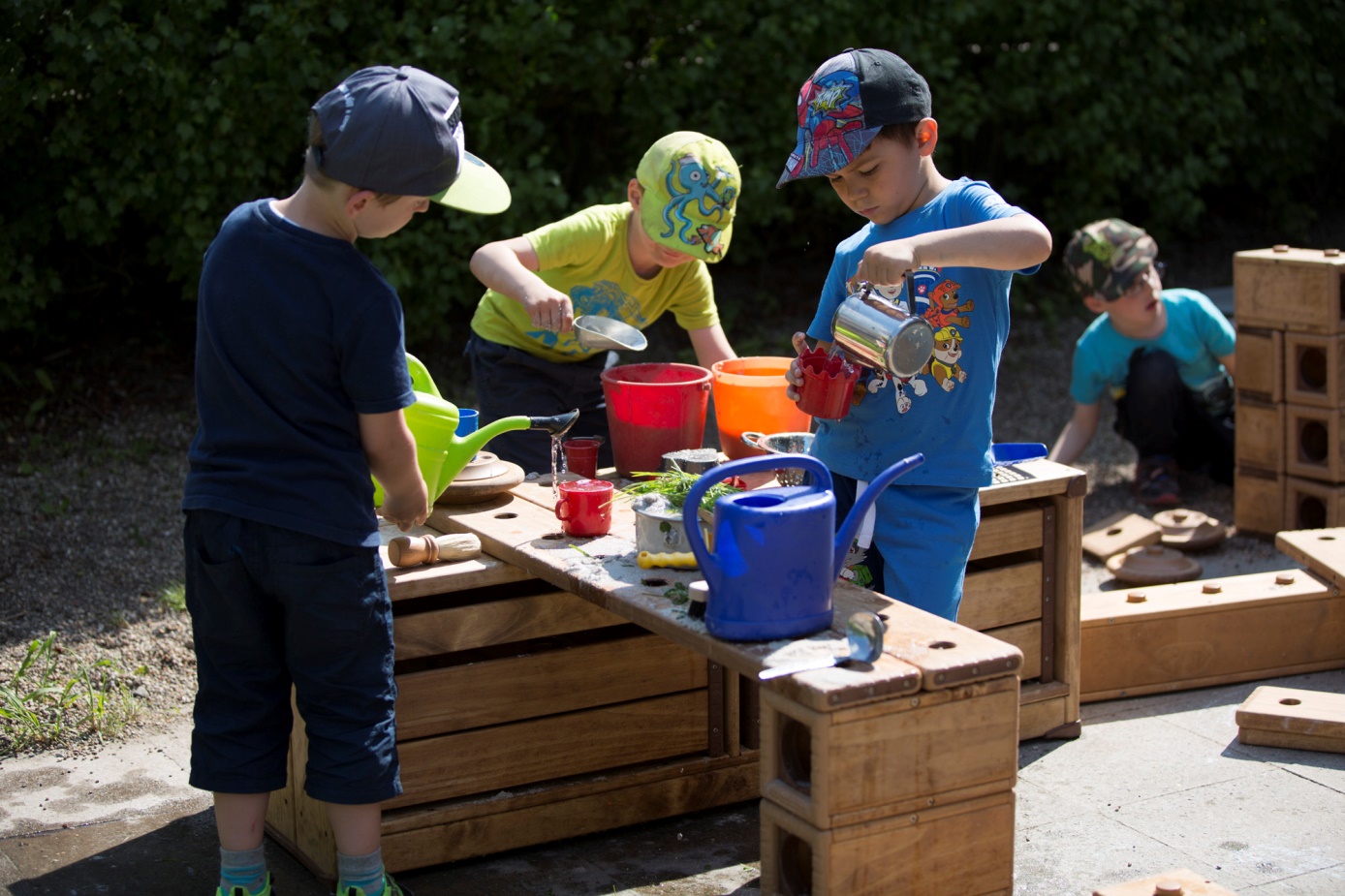 Kinder spielen Küche