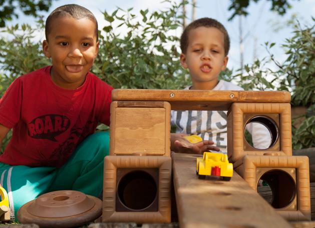 Zwei Jungen haben eine Auto-Rutsche aus Outlast gebaut