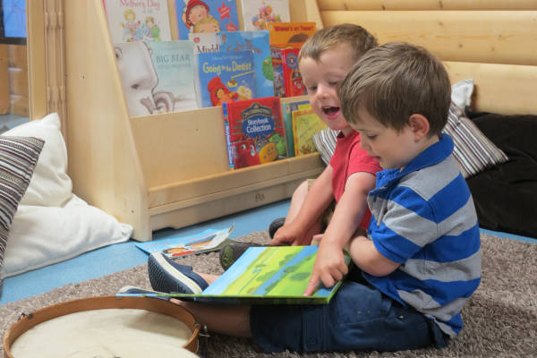 Zwei Kinder sprechen über ein Buch