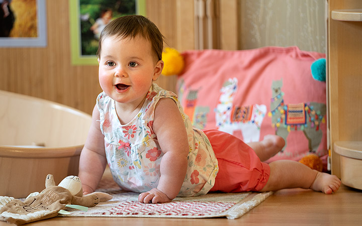 Baby spielt auf dem Boden