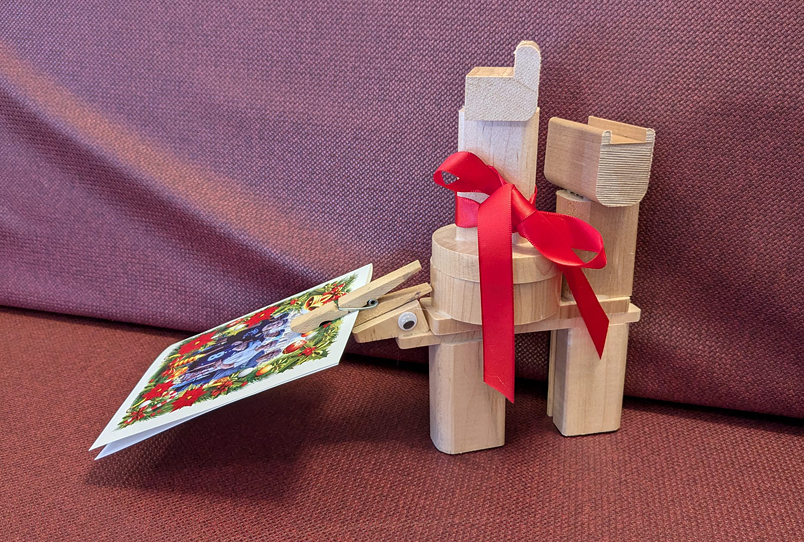 Fertige Holzkonstruktion als Kartenhalter