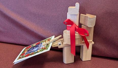 Holzkonstruktion als Kartenhalter