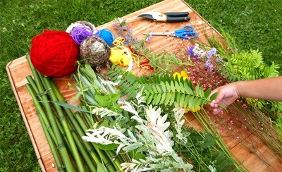 Natürliche Materialien fürs Weben mit Kindern