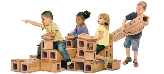 Vier Kinder spielen mit Outlast Bausteinen