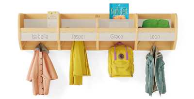 Eine Premium Garderobenablage von Community Playthings mit Jacken, Taschen und Krimskrams