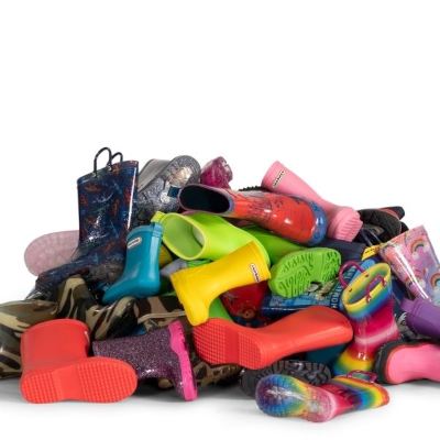 Gummistiefel auf einem Haufen