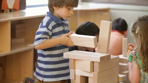 Ein Kind spielt mit Bausteinen