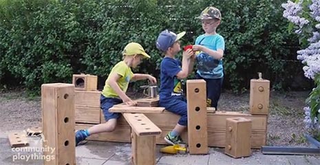 Kinder spielen mit Outlast Bausteinen