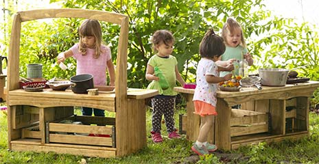 Children playing with an Outlast Mud kitchen