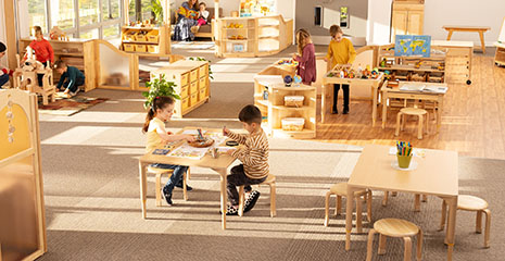 Ein sonnendurchfluteter Kitaraum, eingerichtet mit flexiblen Systemmöbeln