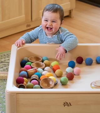 Ein Baby, das mit der Sinneswanne spielt